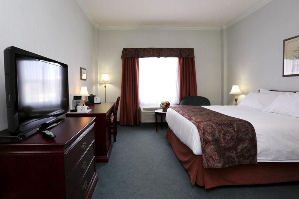 The Bridgeport Inn フォートマクマレー エクステリア 写真